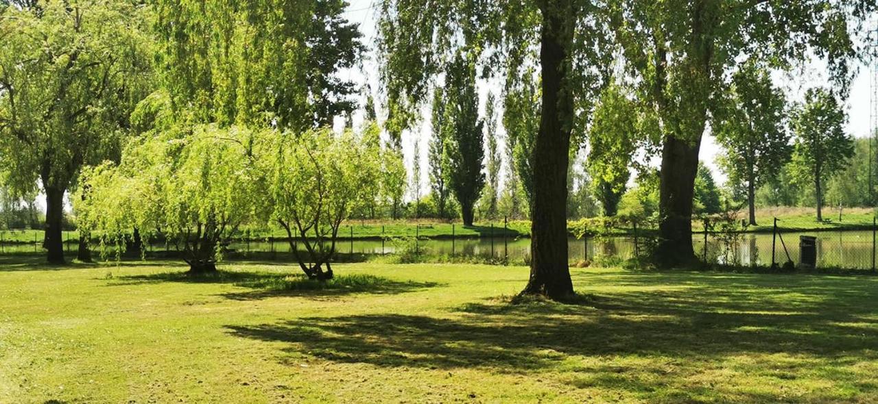 Отель L'Oasis Des Dombes Amberieux-en-Dombes Экстерьер фото